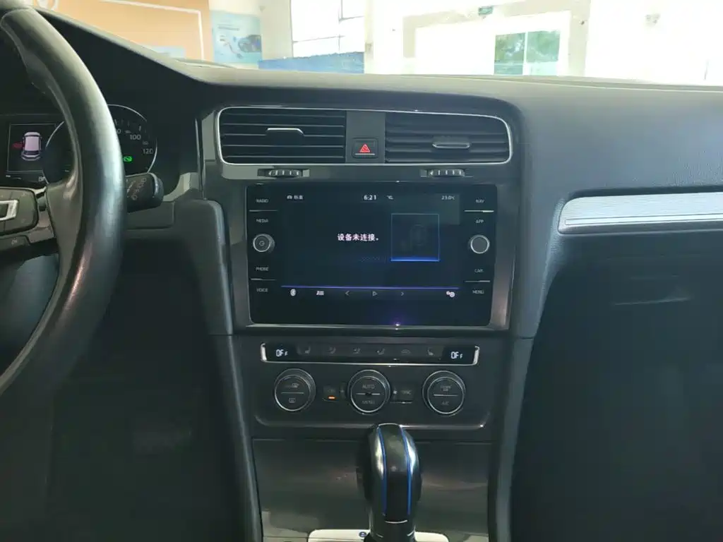 Volkswagen Golf EV — миниатюра 13