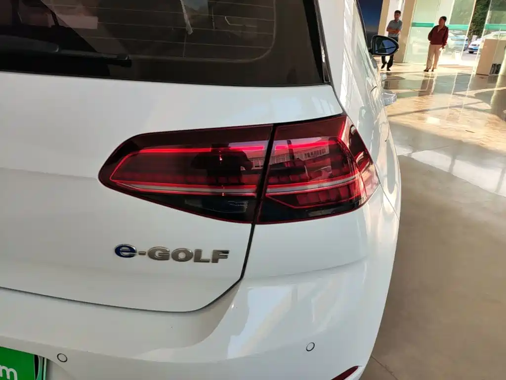 Volkswagen Golf EV — миниатюра 8