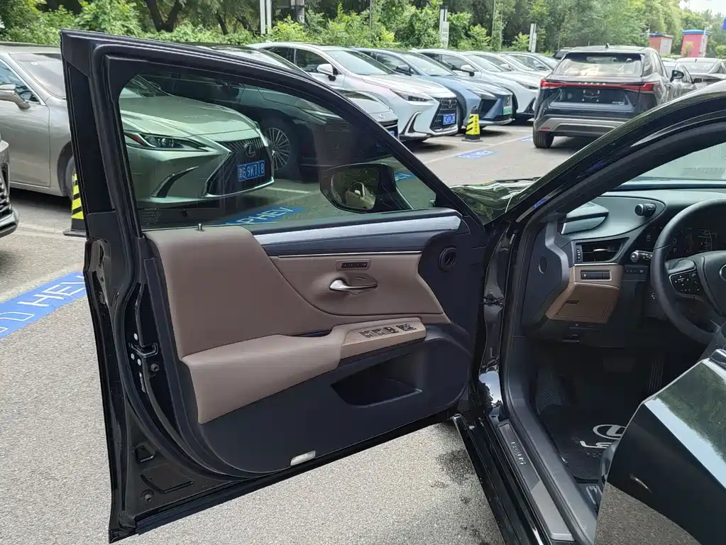 Lexus ES 2025 200 Premium