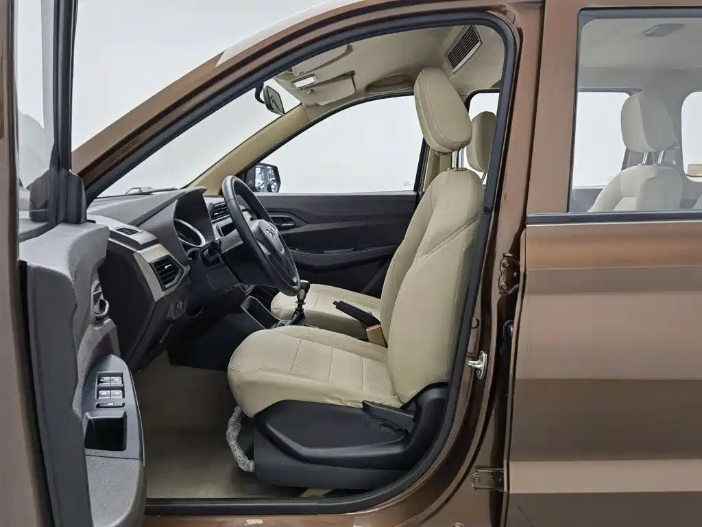 Wuling Hongguang — миниатюра 10