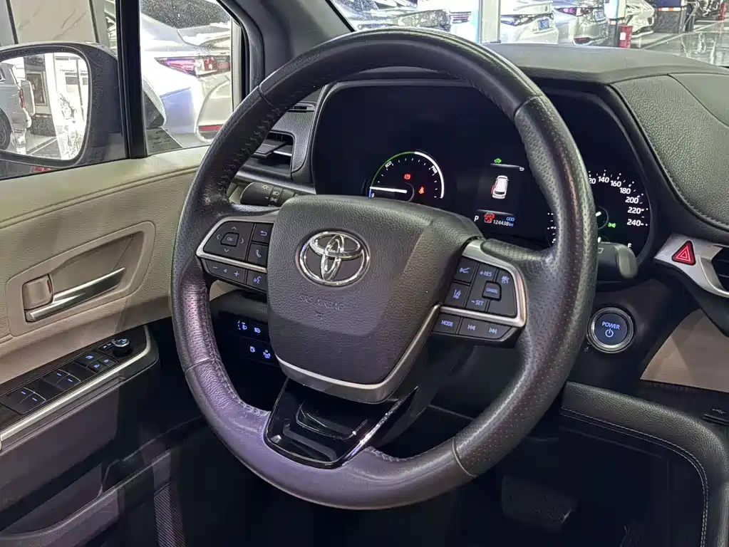 Toyota Sienna — миниатюра 8