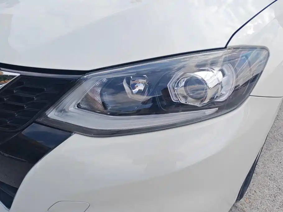 Nissan Tiida — миниатюра 5