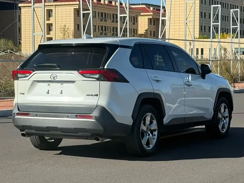 Toyota RAV4 — миниатюра 6