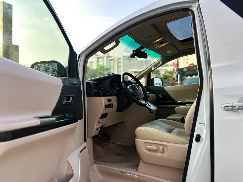 Toyota Alphard — миниатюра 7