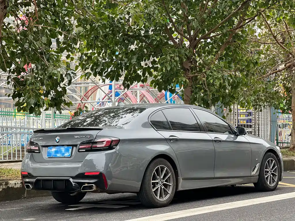 BMW 5 Series — миниатюра 9