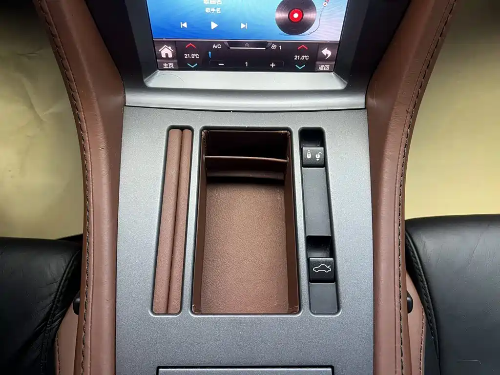 Aston Martin V8 Vantage — миниатюра 23