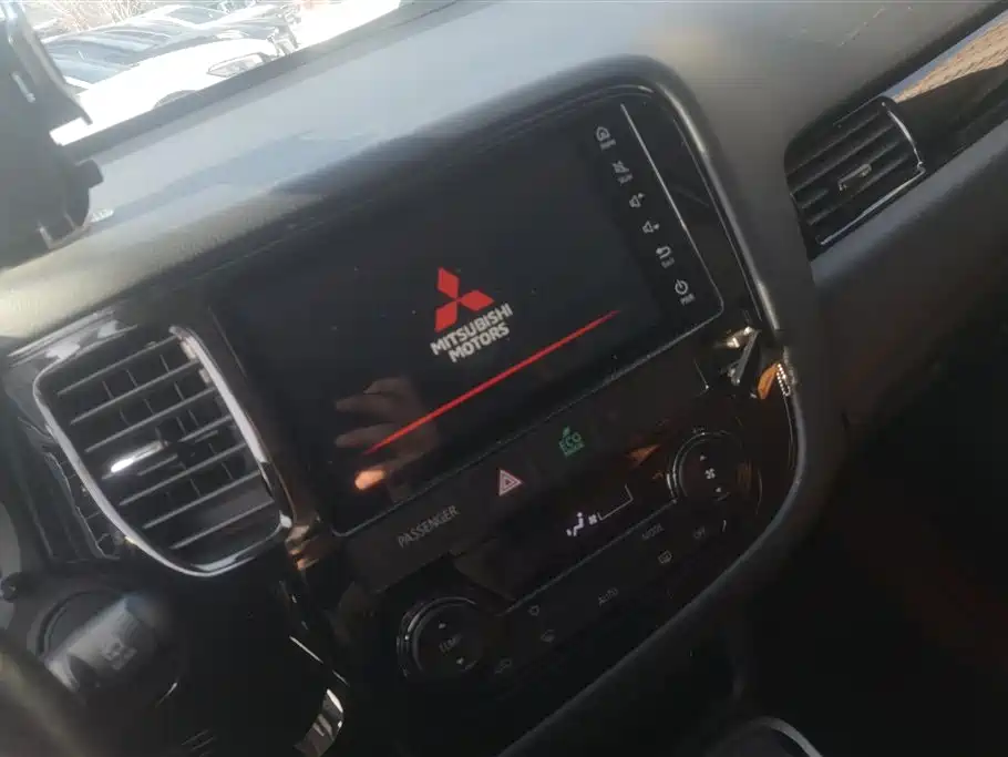 MITSUBISHI OUTLANDER