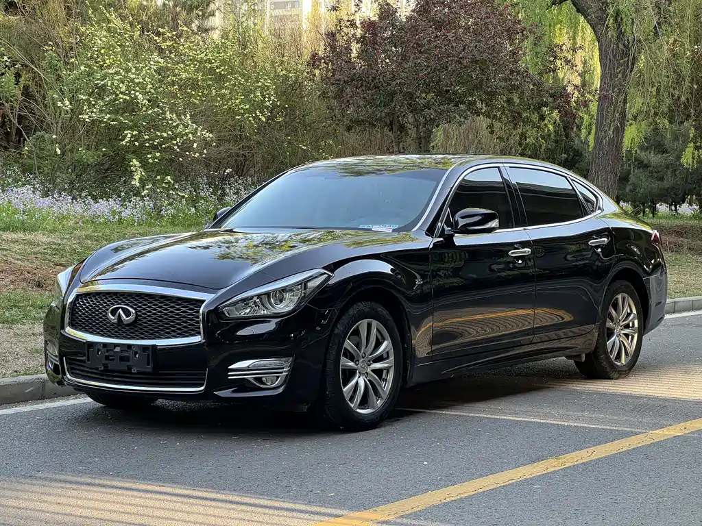 Infiniti Q70 2015