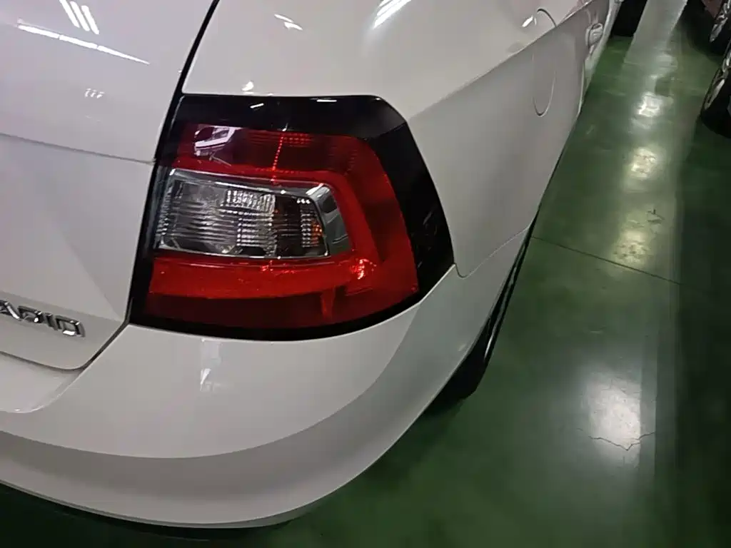 Skoda Rapid — миниатюра 8
