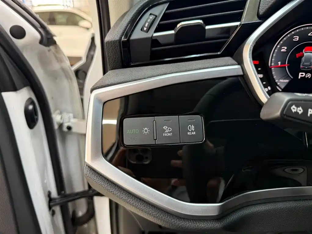 Audi Q3 2023 35 TFSI Fashion (1.4T)