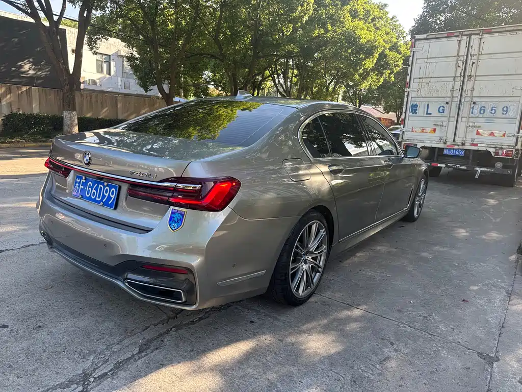 BMW 7 Series — миниатюра 4