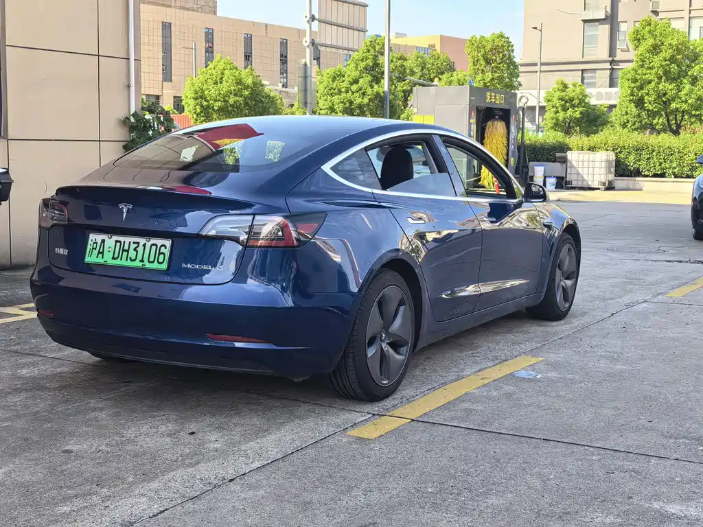 Tesla Model 3 — миниатюра 5