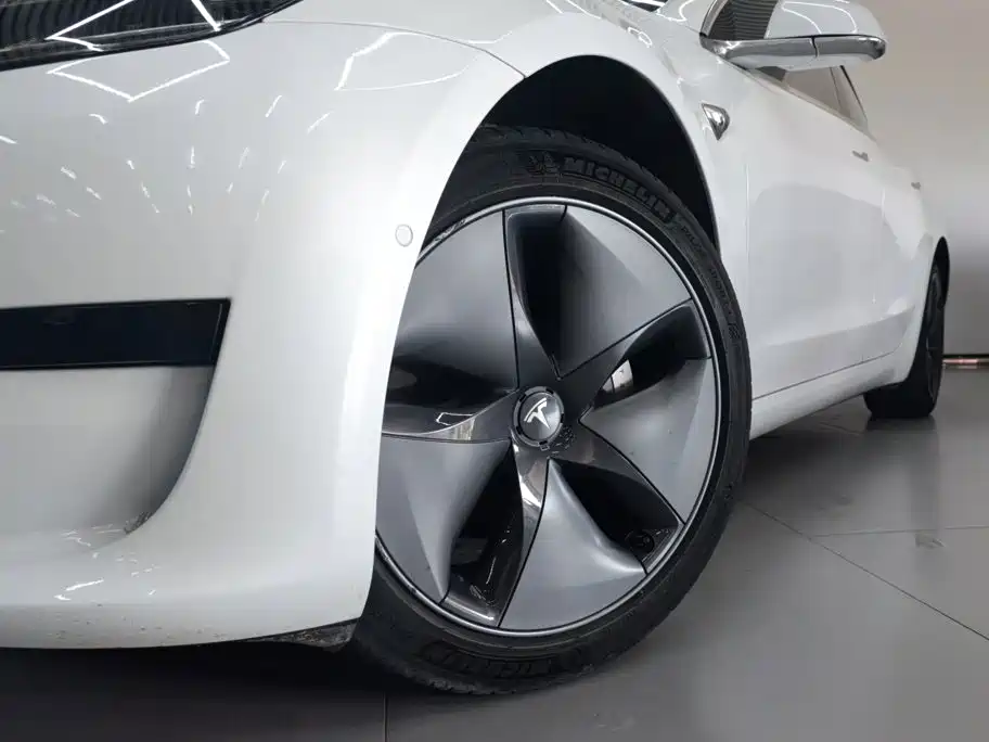 Tesla Model 3 — миниатюра 22