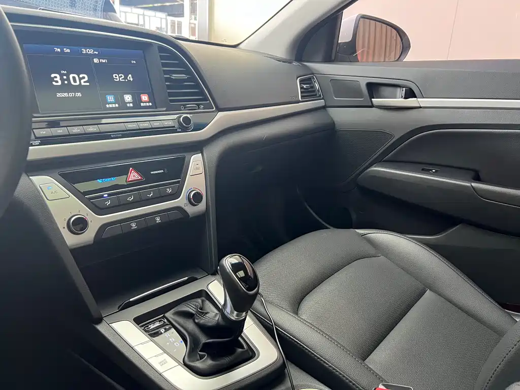 Hyundai Elantra 2016 1.6L AT Luxury