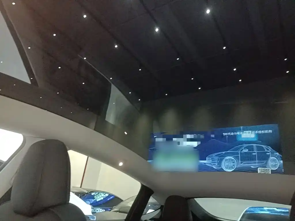 Tesla Model Y — миниатюра 18