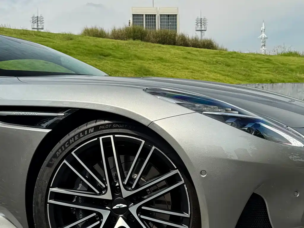 Aston Martin DB12 — миниатюра 18