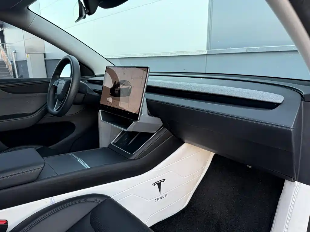 Tesla Model Y — миниатюра 35