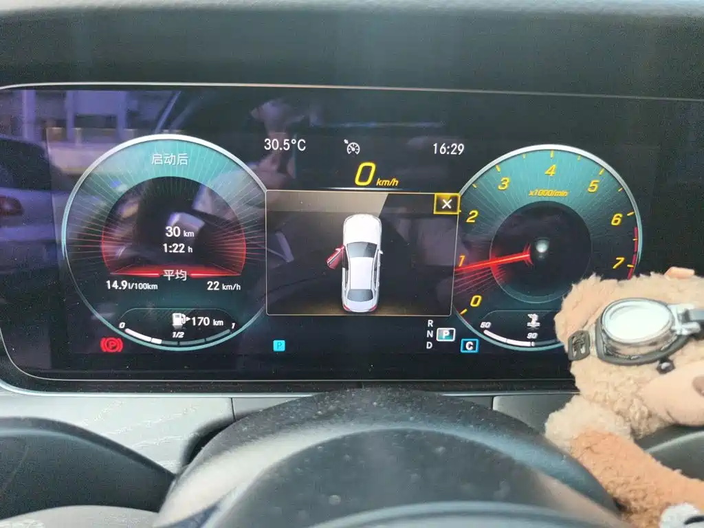 Mercedes-Benz E-Class — миниатюра 7