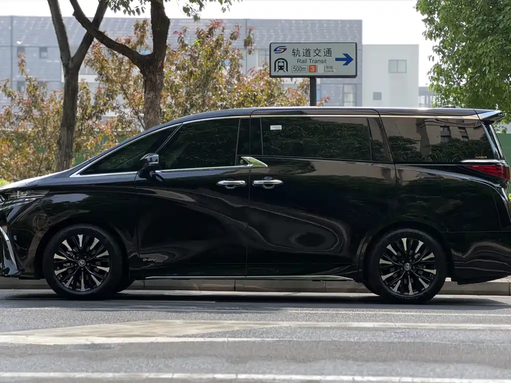 Toyota Alphard — миниатюра 4