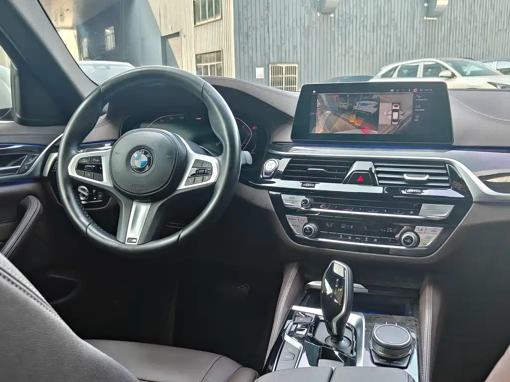 BMW 5 Series — миниатюра 6