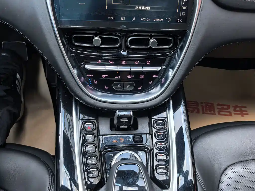 Aston Martin DBX — миниатюра 18
