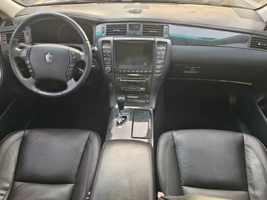 Toyota Crown — миниатюра 7