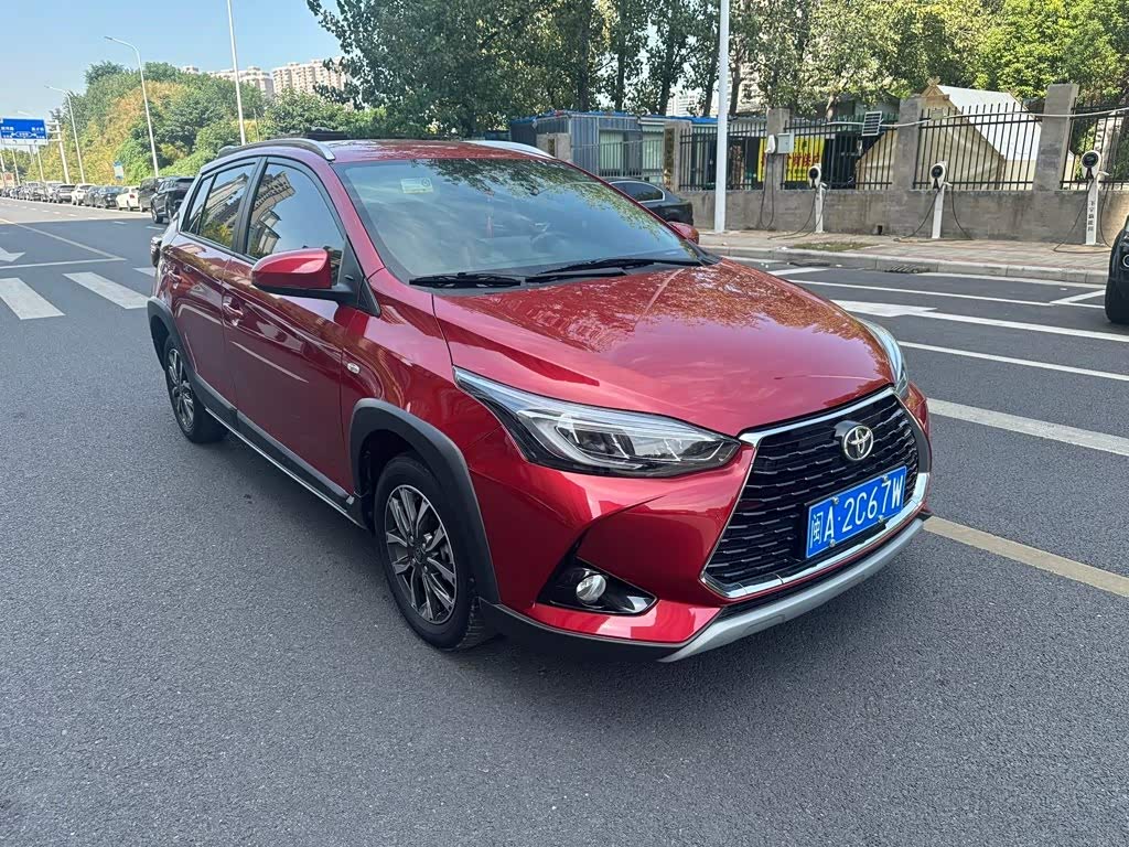 Toyota YARiS L Zhi Xuan 1.5 л 2022 г. красный/фиолетовый, пробег 46000 км