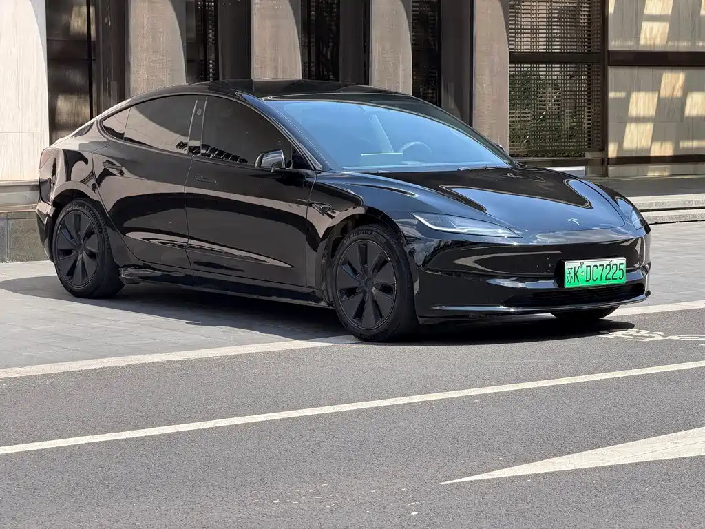 Tesla Model 3 — миниатюра 3