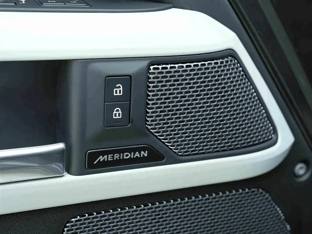 Land Rover Defender — миниатюра 15