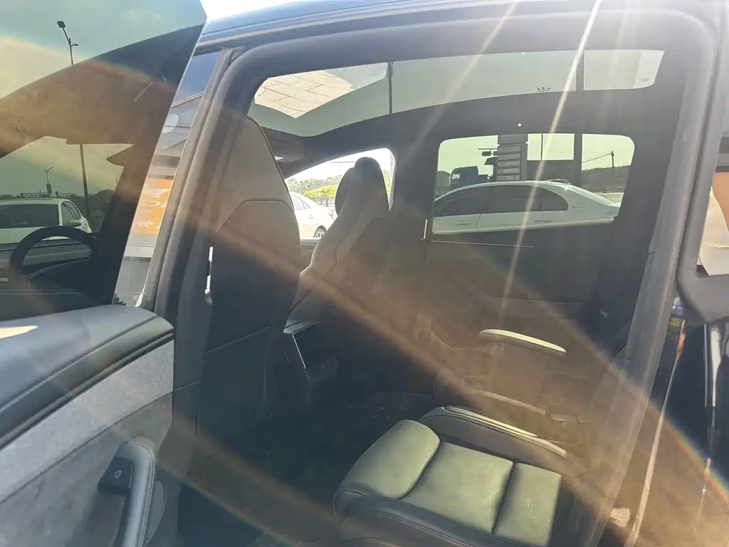 Tesla Model Y L — миниатюра 3