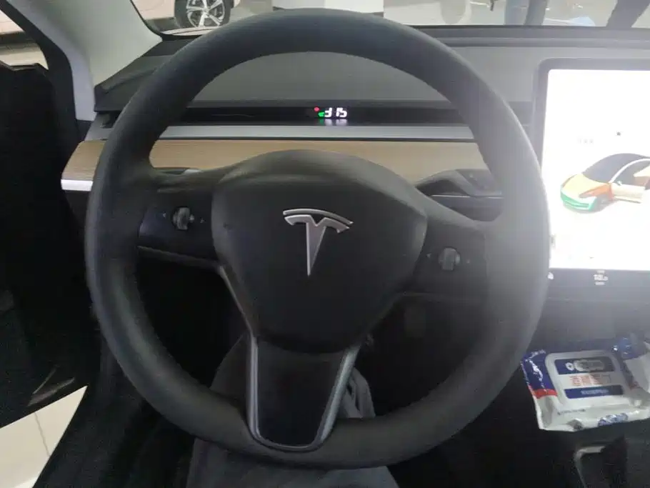 Tesla Model 3 — миниатюра 15