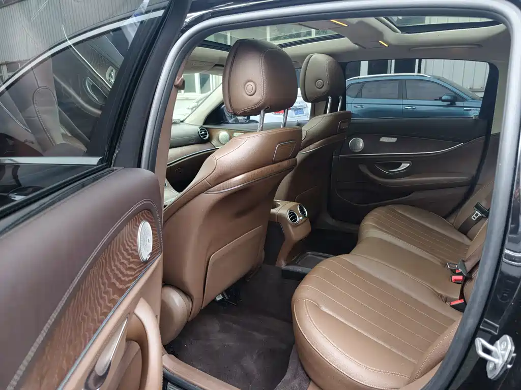 Mercedes-Benz E-Class — миниатюра 5
