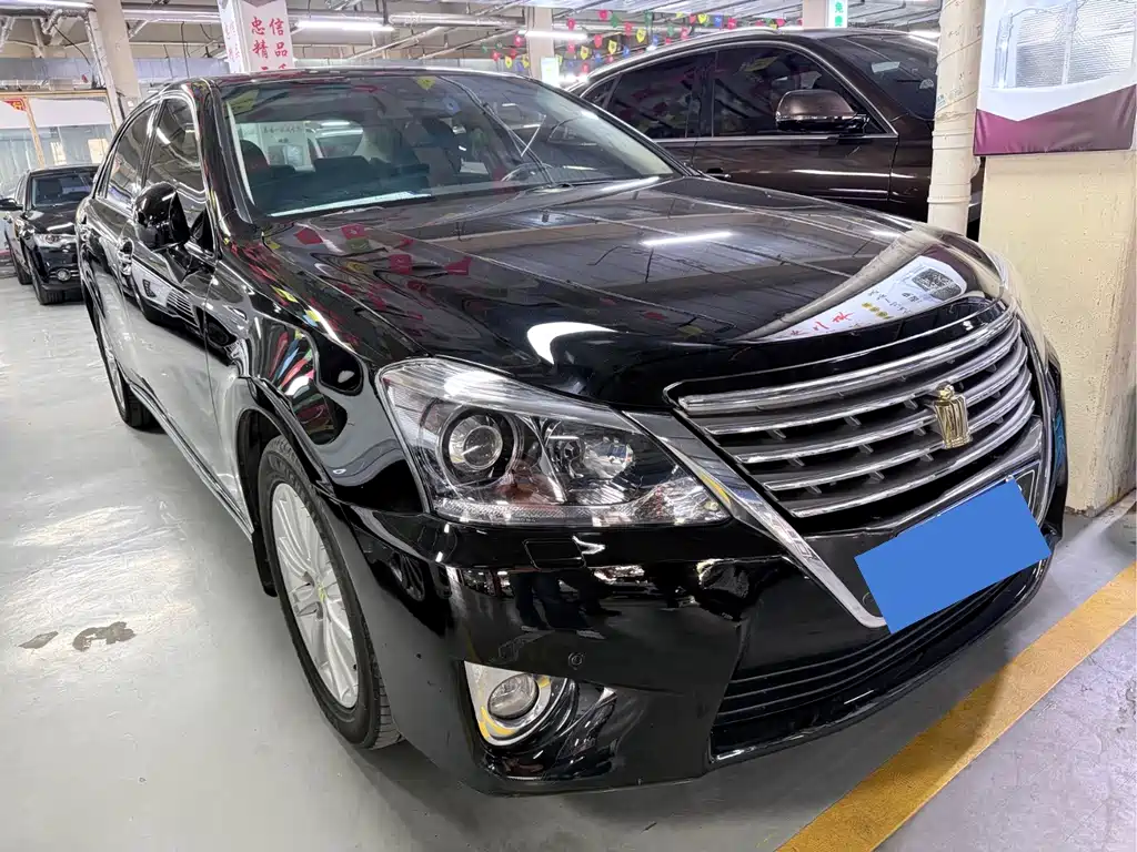 Toyota Crown — миниатюра 3