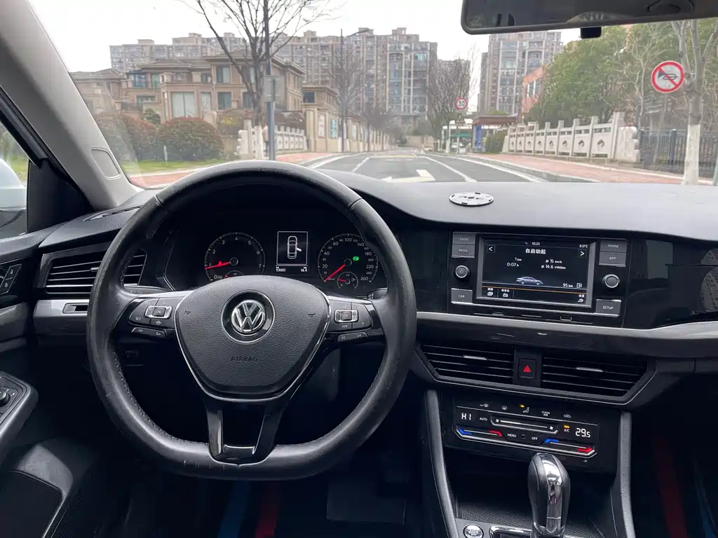 VOLKSWAGEN BORA