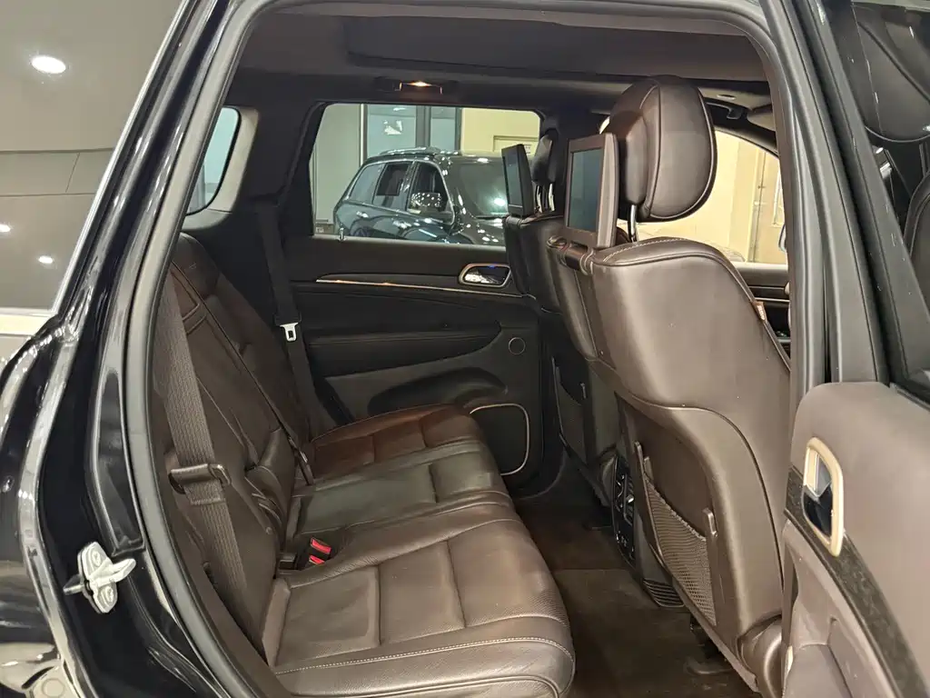 Jeep Grand Cherokee (Import) — миниатюра 13