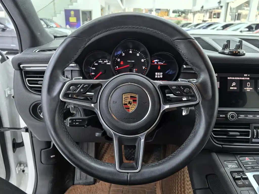 PORSCHE MACAN