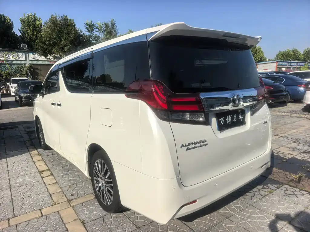 Toyota Alphard — миниатюра 12