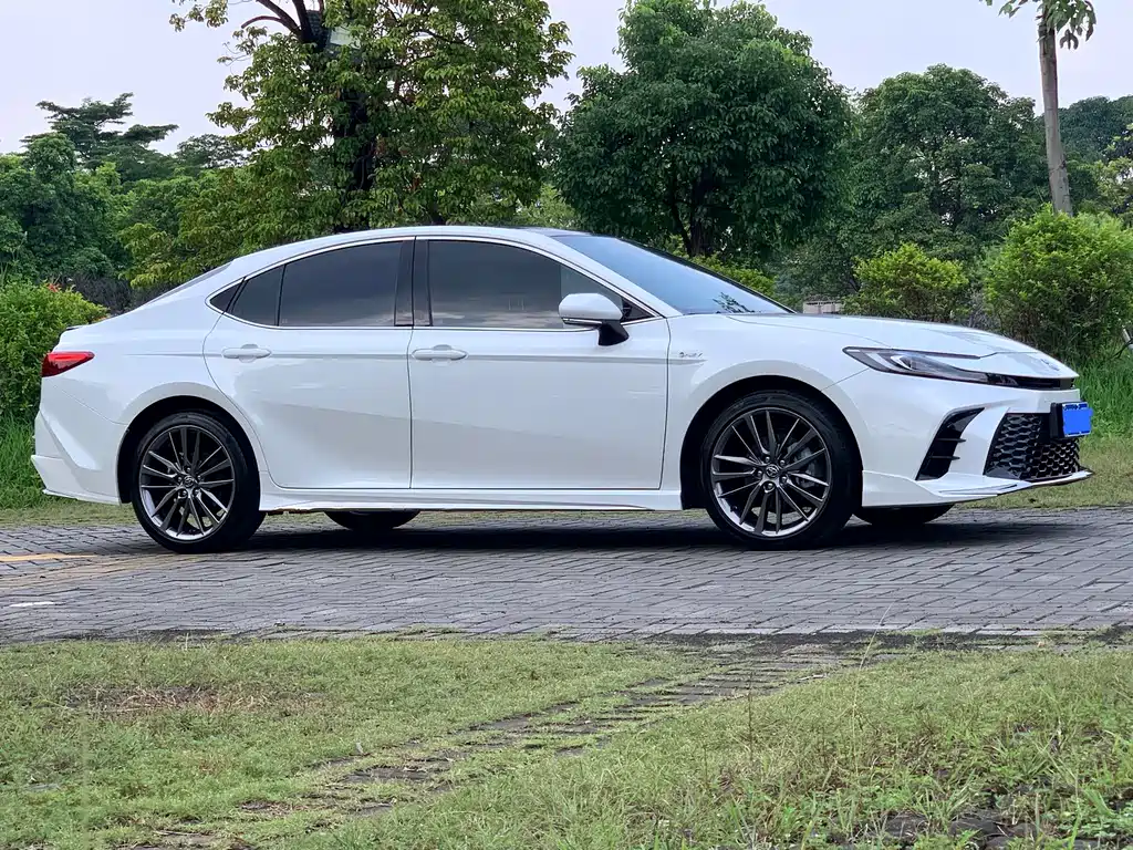 Toyota Camry — миниатюра 3