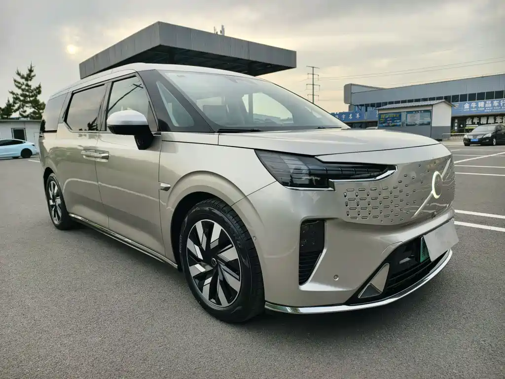Volvo EM90 2025 Ultra мест
