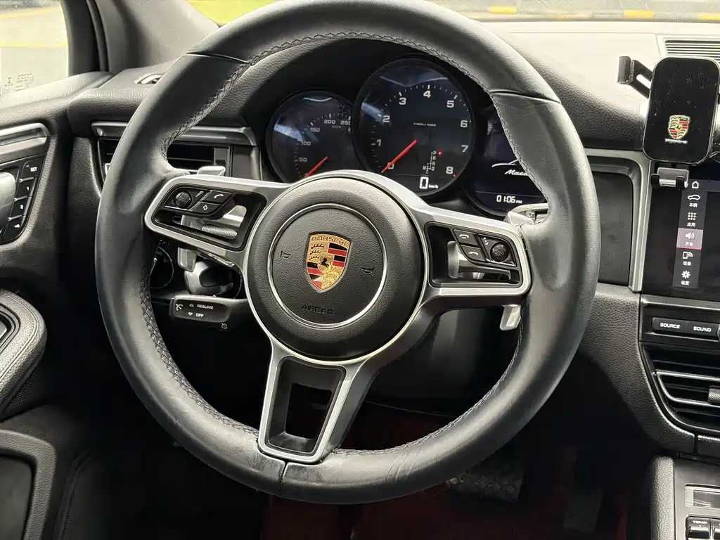 Porsche Macan — миниатюра 16