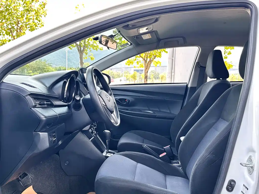 Toyota Yaris L — миниатюра 4