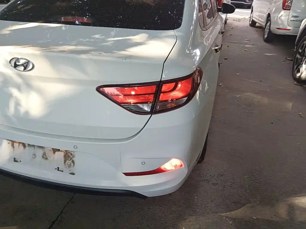 Hyundai Elantra — миниатюра 8