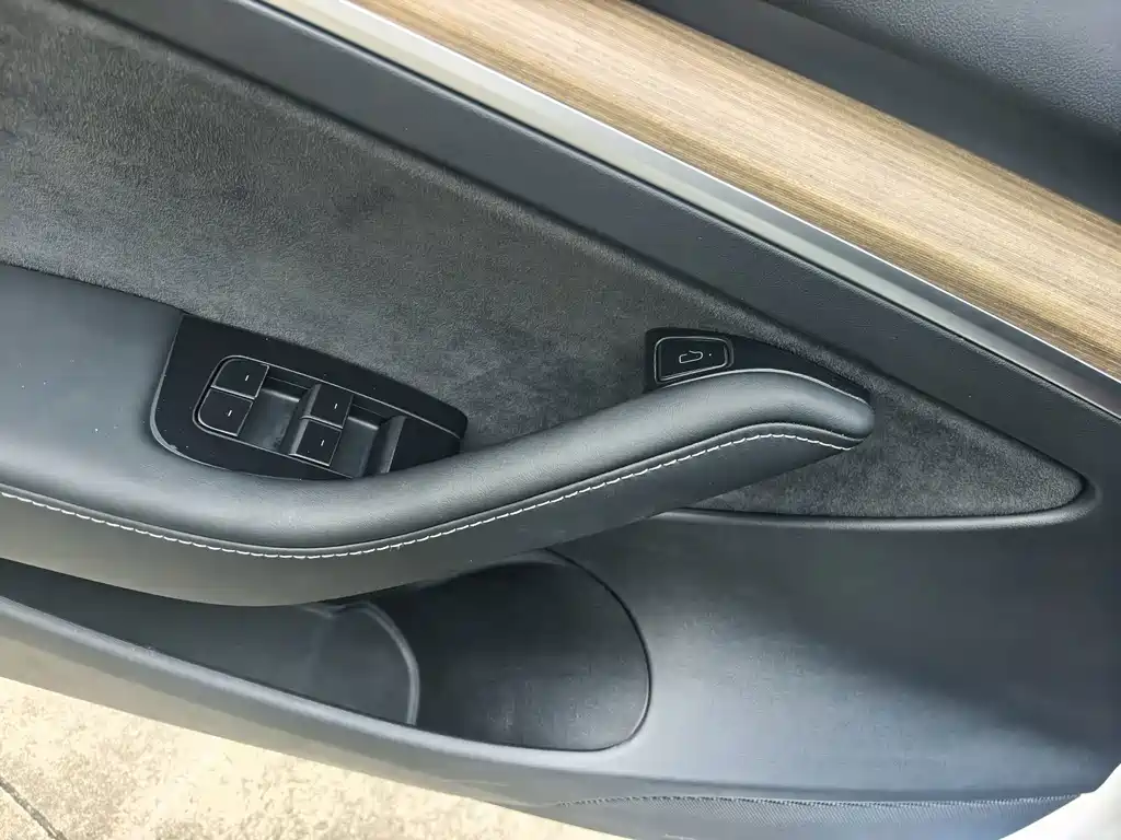Tesla Model 3 — миниатюра 10