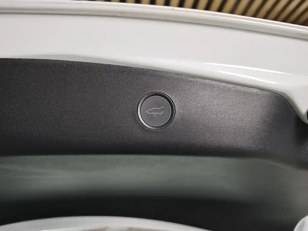 Tesla Model 3 — миниатюра 9