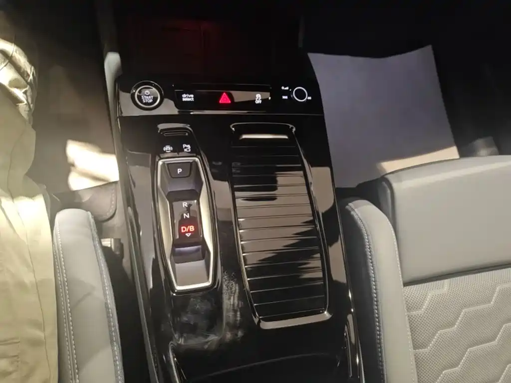 Audi Q6L e-tron — миниатюра 19