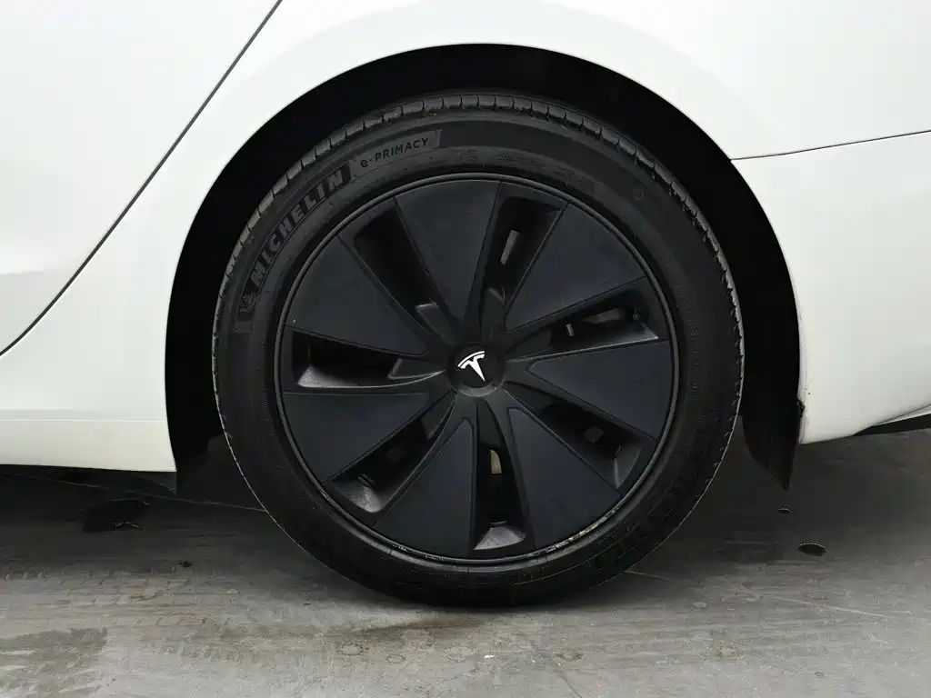 Tesla Model 3 — миниатюра 9