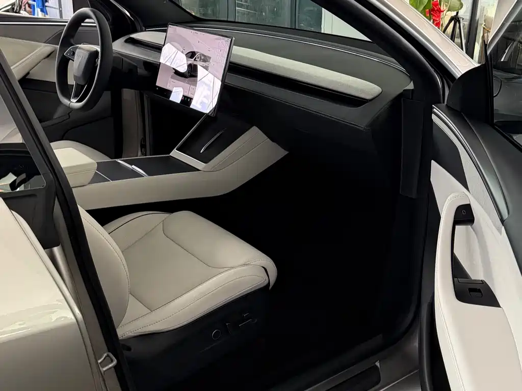 Tesla Model Y L — миниатюра 8