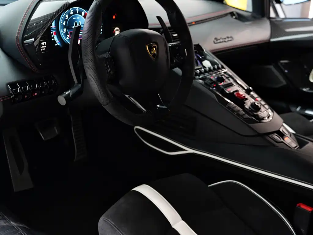 LAMBORGHINI AVENTADOR