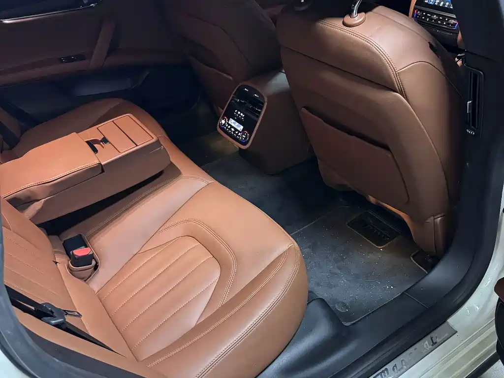 Maserati Quattroporte — миниатюра 13