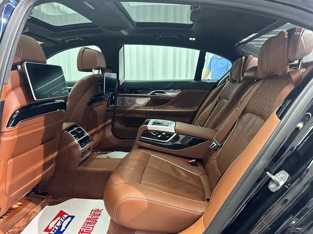 BMW 7 Series — миниатюра 9